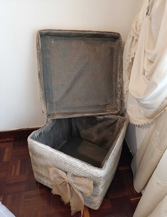 Caixa Grande Arrumação, em palha tratada e pintada, forrada, com tampa