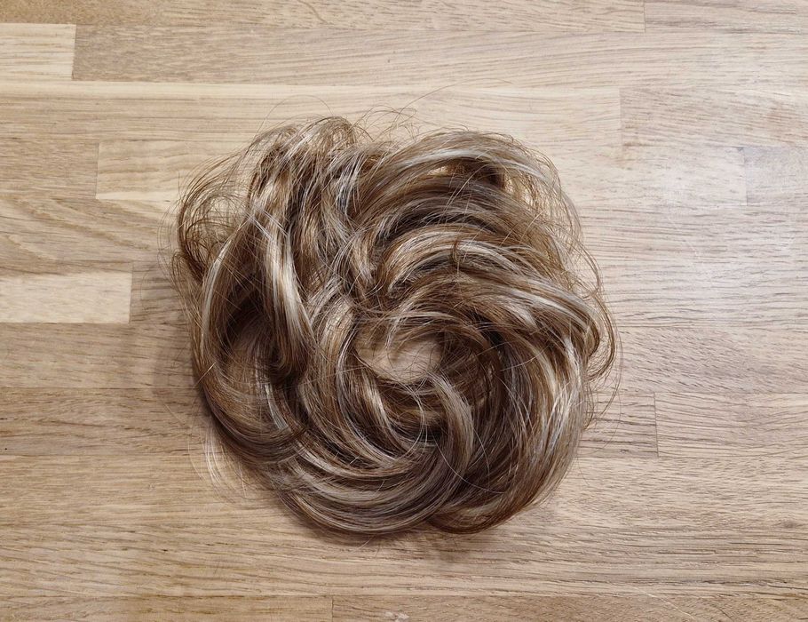 Treska do włosów, kok do włosów na gumce, blond pasemka