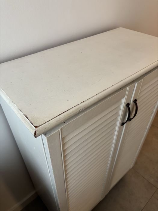 Drewniana szafka / komoda z ażurowymi frontami