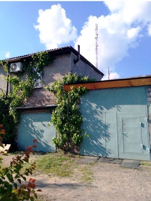 Здвоєний гараж продам, або аренда. 125 кв. м. Вода, електрика і все потрібне.