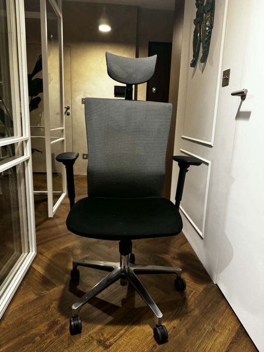 Fotel biurowy regulowany