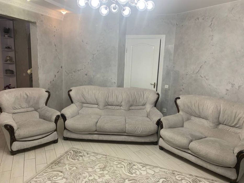 Продам комплект диванів