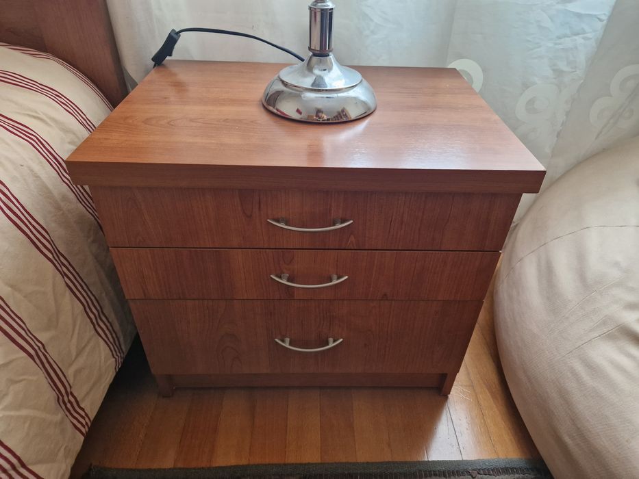 Cama solterio e mesa cabeceira