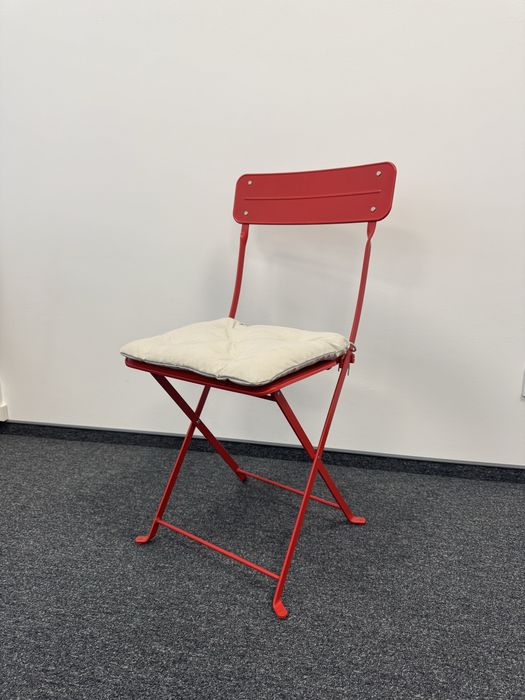 Składane metalowe krzesła z poduszką