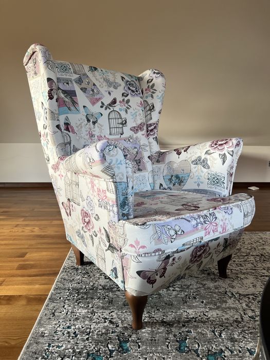Duży tapicerowany fotel uszak w pastelowy żakardowy wzór