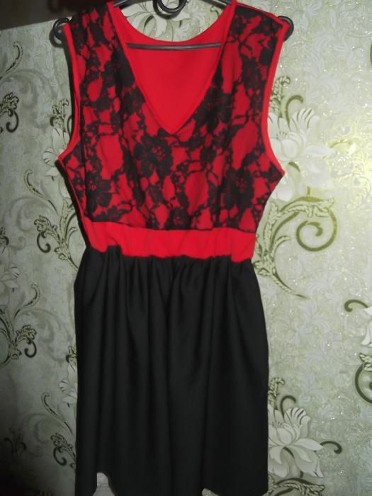 Черно-красное платье