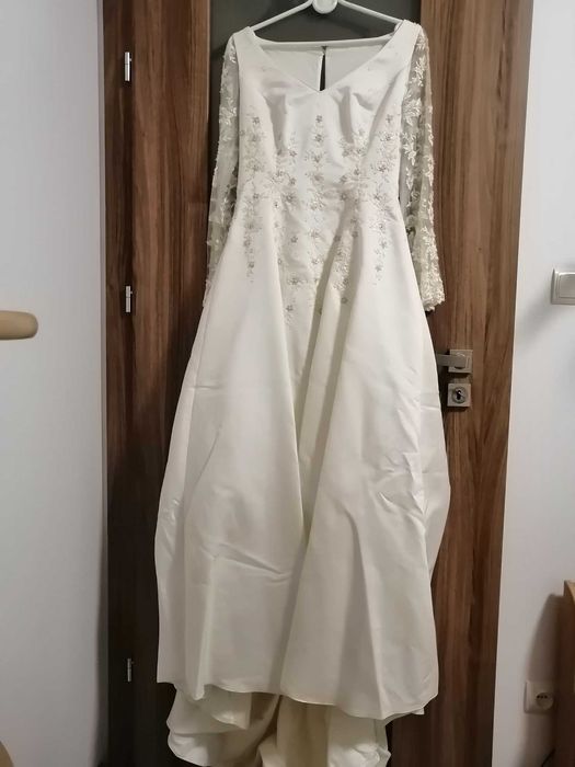 Suknia ślubna ecru.