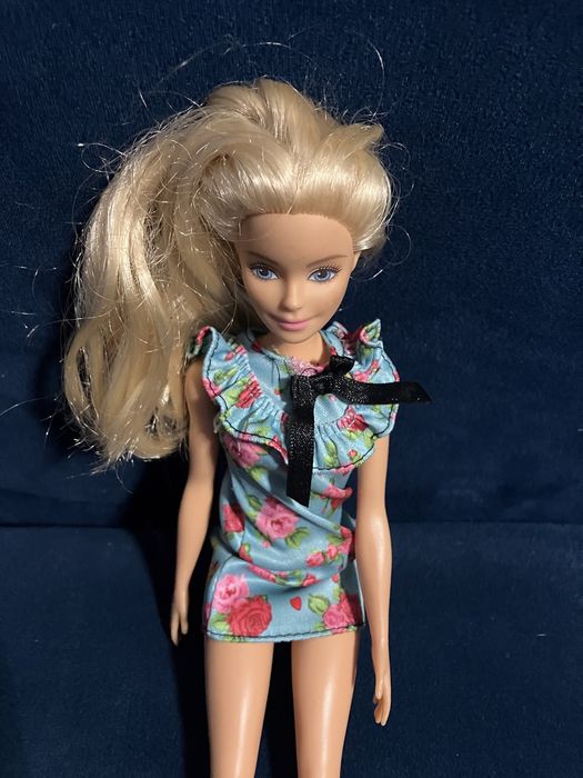 Barbie z butami i kolorową sukienką