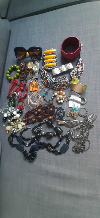 Bransolety, wisiory, naszyjniki, zawieszki itp. 25 szt.