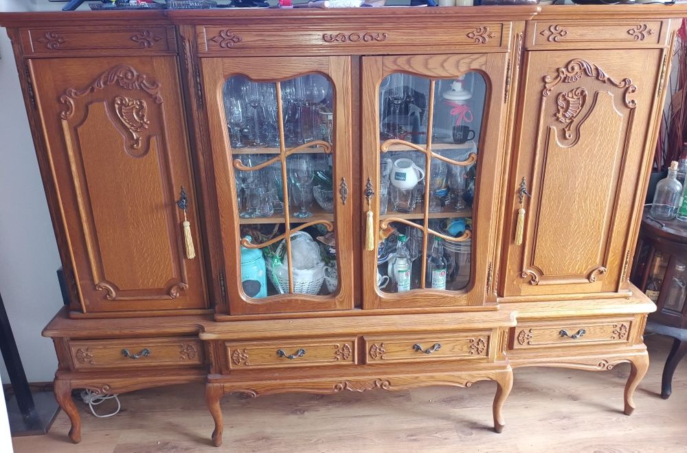 Sprzedam komodę w dwóch częściach.