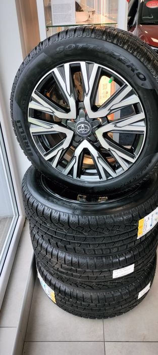 Koła zimowe felgi aluminiowe komplet kół zimowych do Toyoty Yaris CROSS 215/55R17 Pirelli