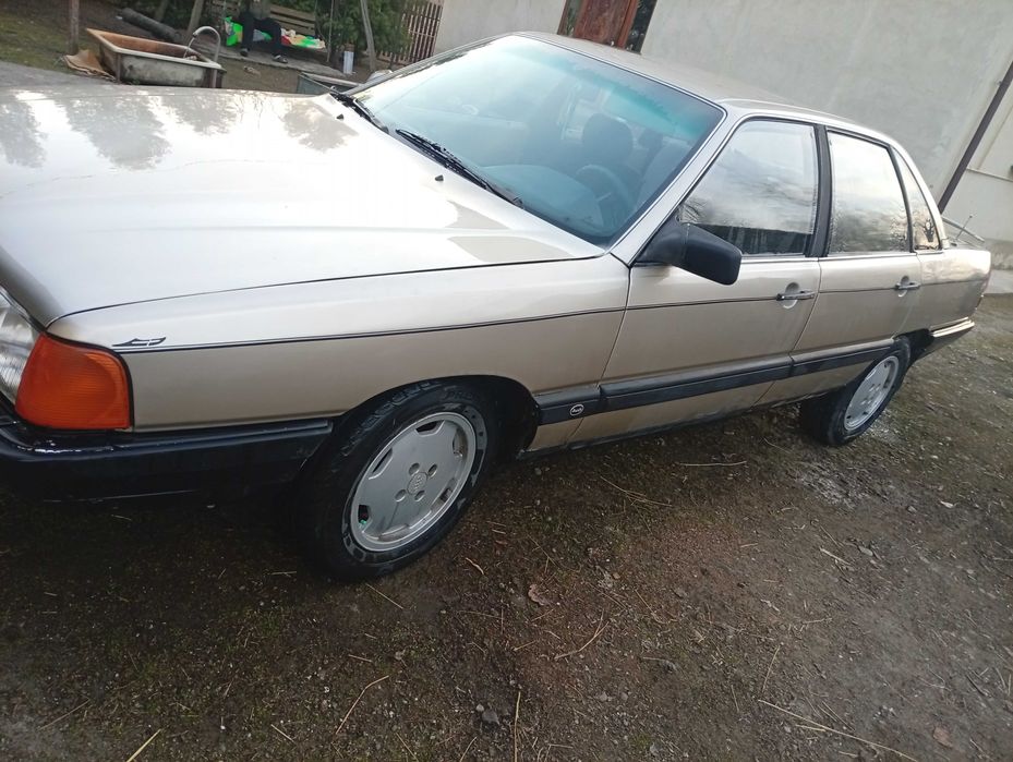 Ауді на повному ходу з гарним кузовом та надійним турбо дизелем