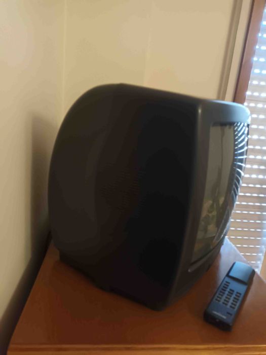 Televisão analógica Sharp de 36 cm