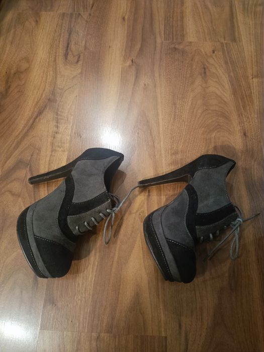 Botas altas e Botins para senhora (5 € cada)