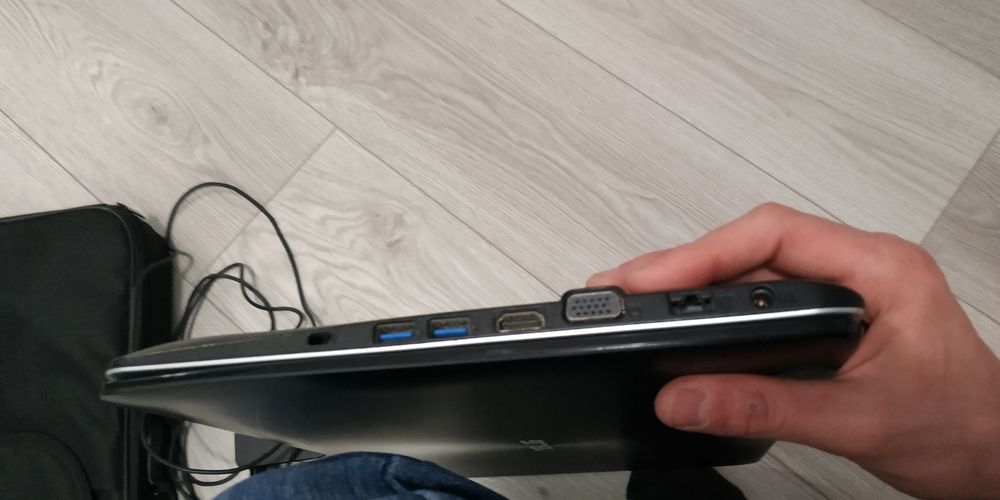 Laptop R556L gratis torba