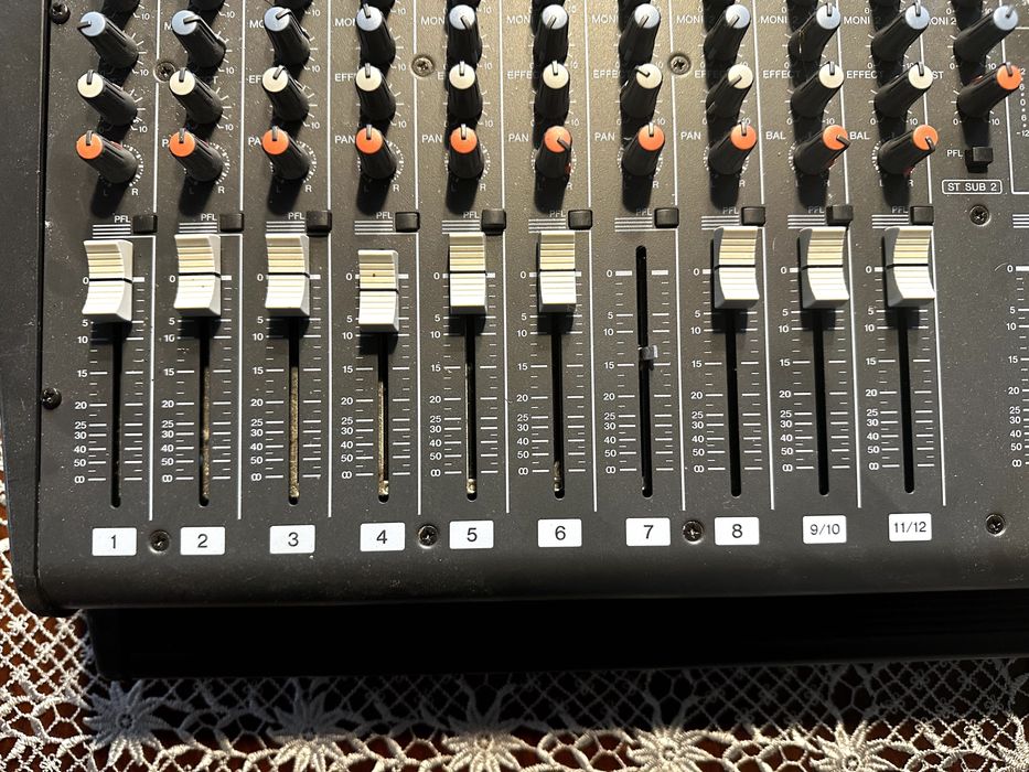 mikser estradowy EMX2000 Powered Mixer