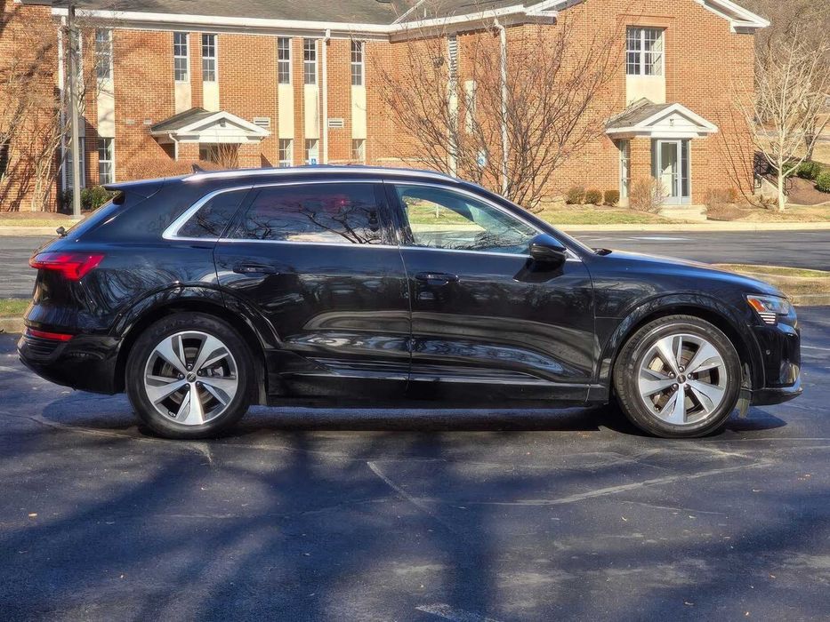 Audi Q8 e-tron quattro Premium Plus      2024