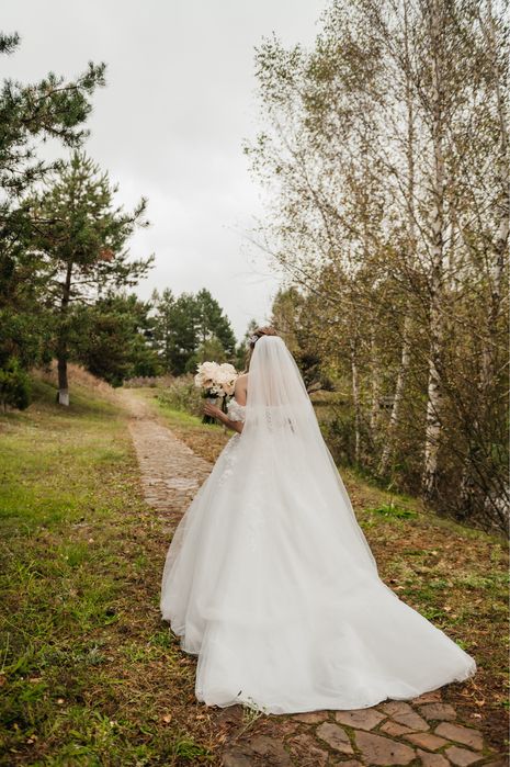 Весільна сукня.