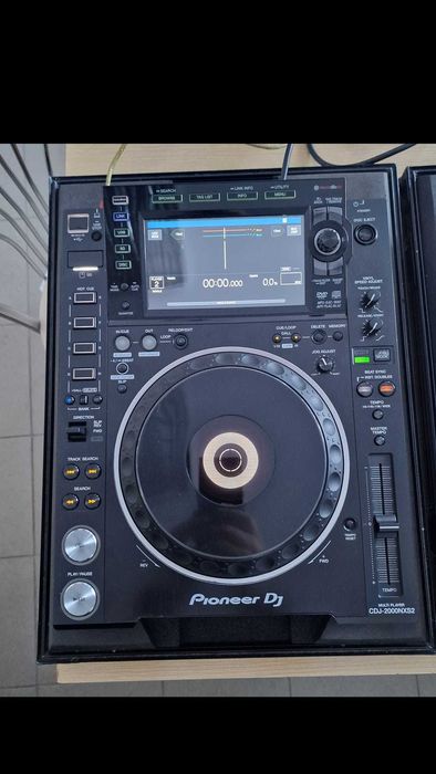 2 x Pioneer CDJ 2000 nexus 2
