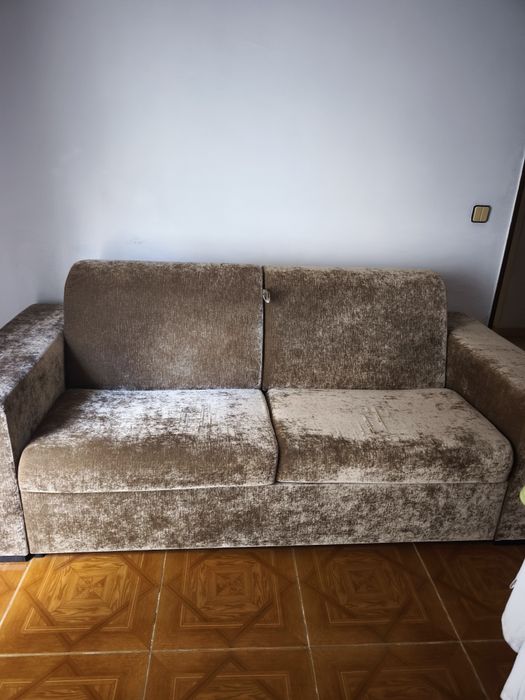 Recheio de casa para vender. Os colchões das camas são novos , e o sofá castanho é sofá cama também nunca usado. Os electrodomésticos funcionam.