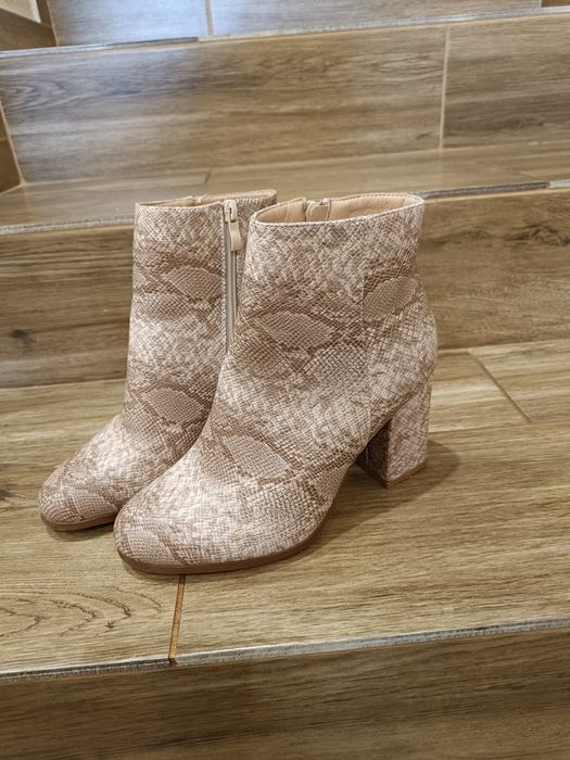 Botki na słupku wzór skóra węża