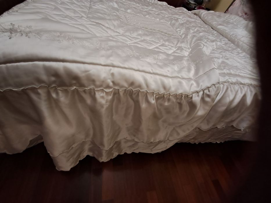 Colcha de casal  com bordado  e folhos,2,10× 1,40 ,folhos 45