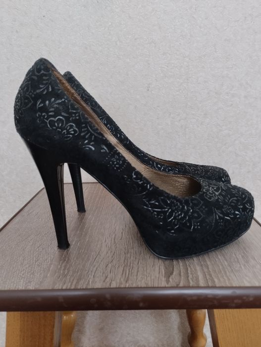 Продам замшеве взуття