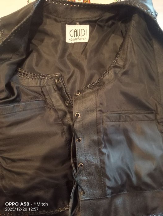 Colete cabedal novo com mosquetões.