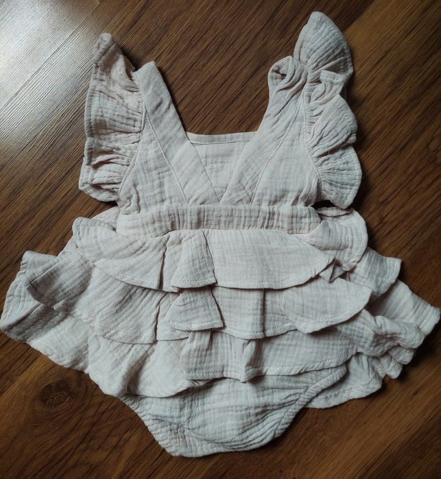 Nowe beżowe letnie body z falbankami