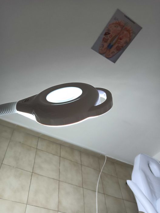 Vende-se candeeiro de pé alto novo com lupa