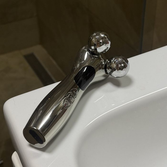 Мікрострумовий масажер для обличчя / 4D Pulse massager KM-833