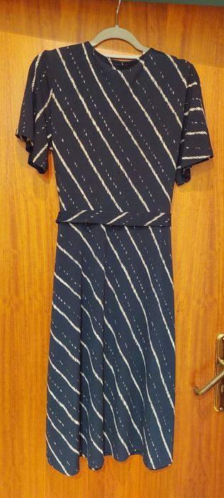 Vestido azul de corte clássico