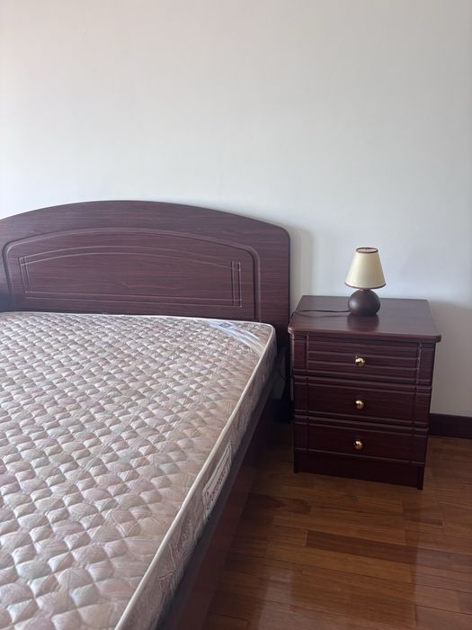 Mobília de Quarto Completa em Madeira (Cama + Colchão + Cómoda + 2 Mesinhas + Cadeira + Candeeiro)