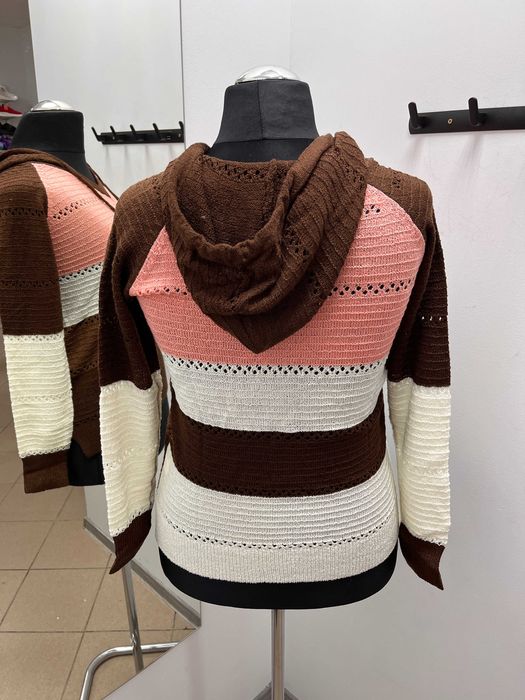 Cienki sweter z kapturem rozm.M