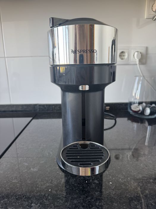 Máquina Café Nespresso Vertuo Next D Pure Chrome