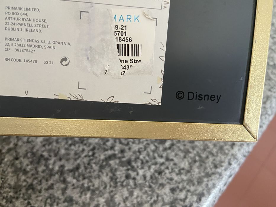 Um megalheiro um espelho e um guarda joias da disney