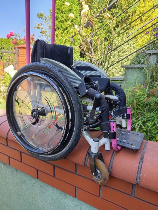 Wózek inwalidzki dziecięcy.