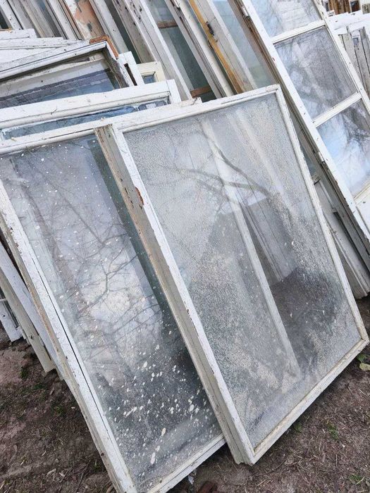 Старі вікна у дерев'яній рамі