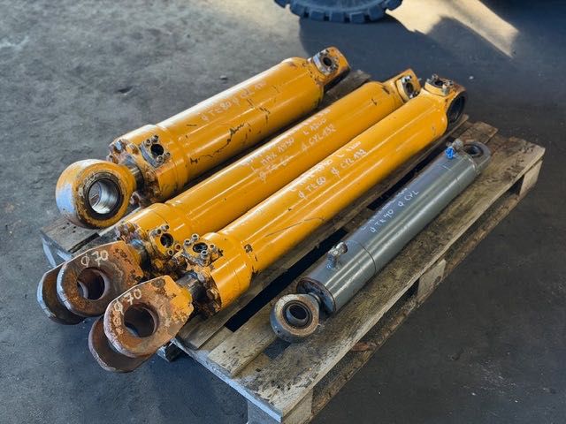 LIEBHERR L 538 used hydraulic cylinder complete