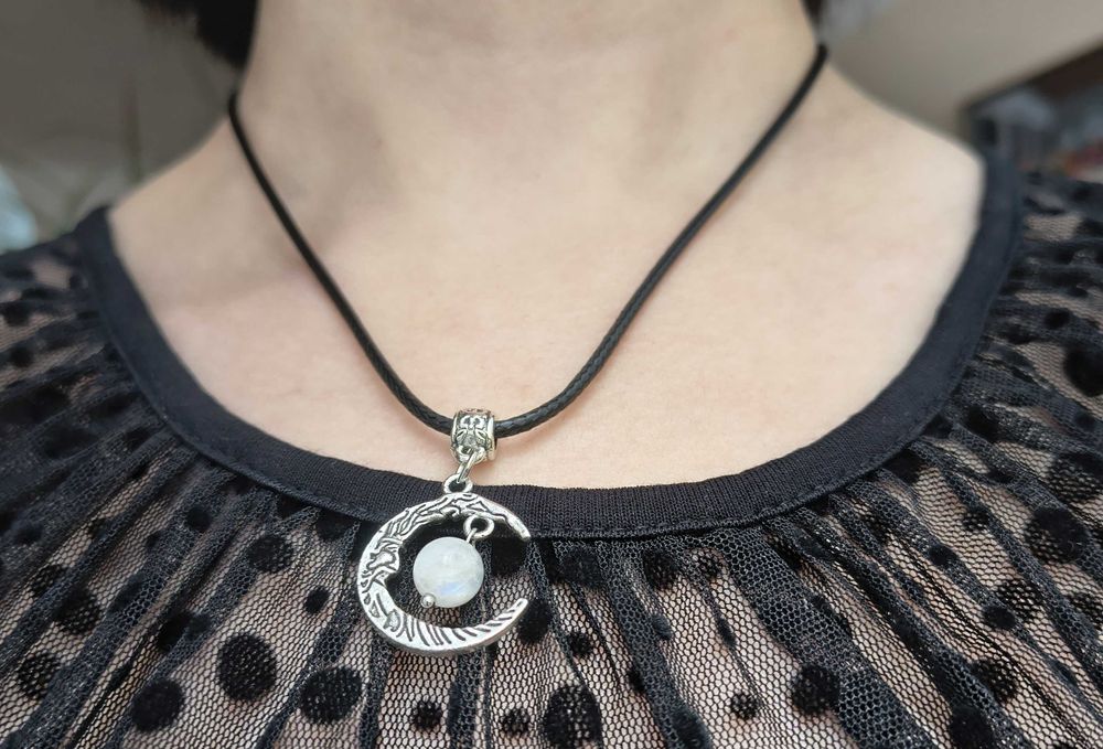 Кулон з місячного каменю