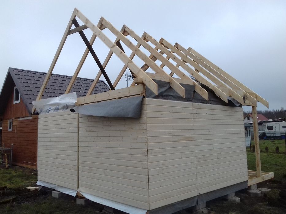 Domek drewniany z tarasem i podaszem użytkowym Domek letniskowy