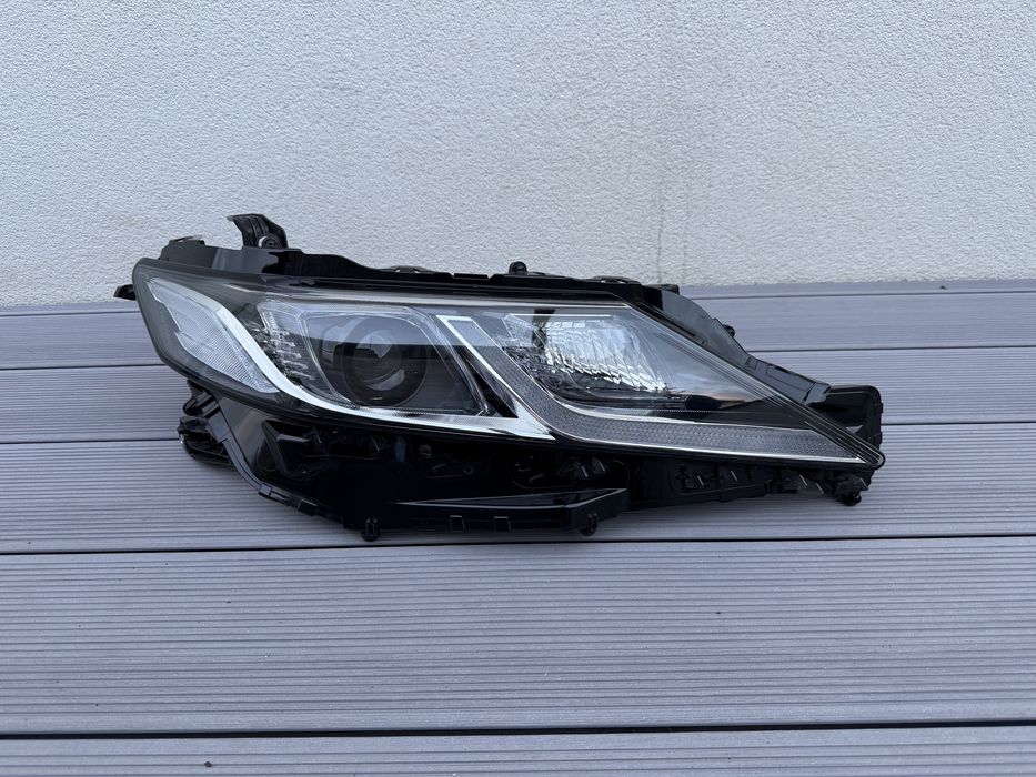 Reflektor lampa prawa przednia Toyota Camry XV70 uszkodzona obudowa