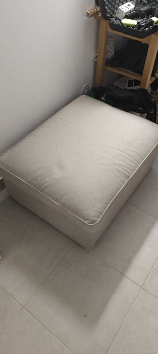 SOFÁ KIVIK 3 lugares com chaise longue + Repousa Pés