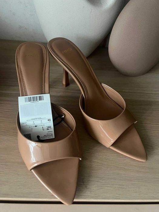 Sandały na szpiczastym obcasie lakierowane cielisty Mango r. 37
