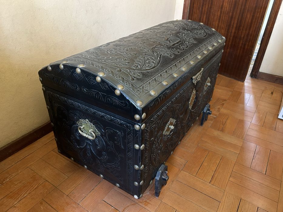 Mala/ Baú / Arca antiga em bom estado.