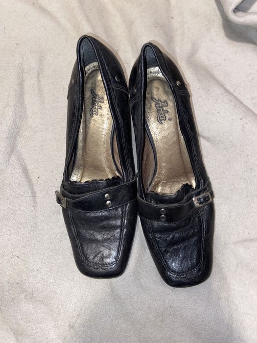 czarne buty na obcasie