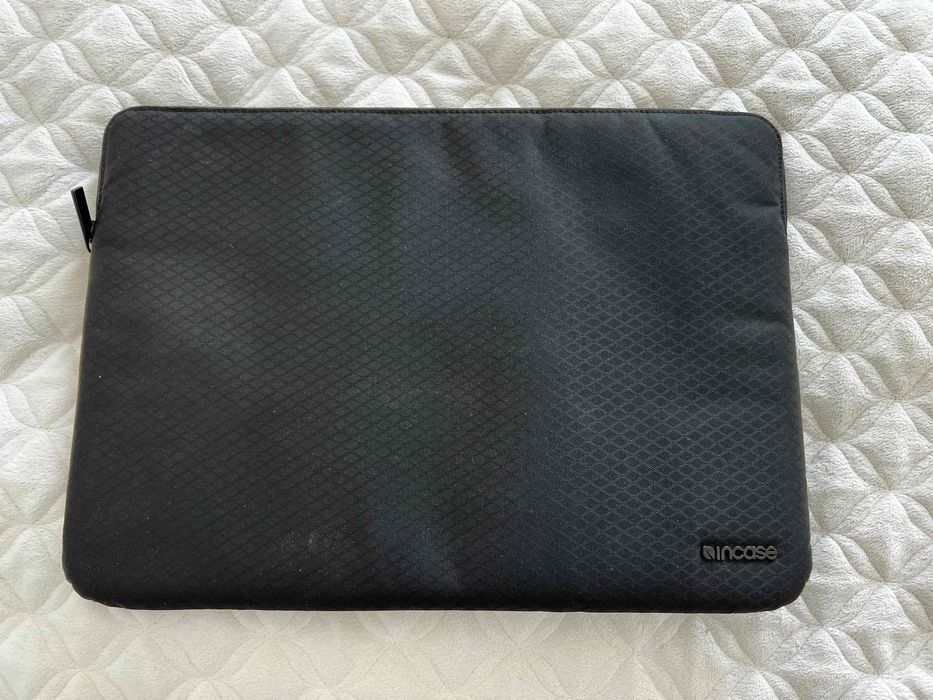 Pokrowiec na laptopa 15" marki Incase, czarny, suwak
