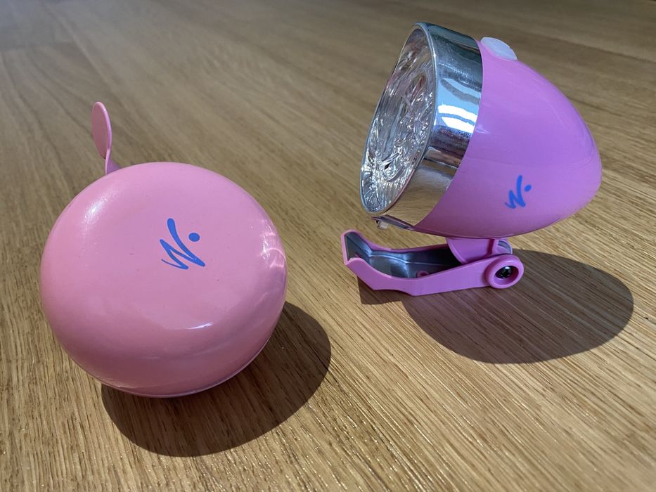 Retro różowy dzwonek i lampka do roweru