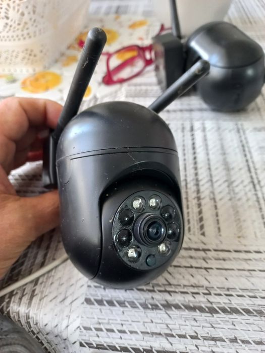 Дві обертові Wi-Fi камери.