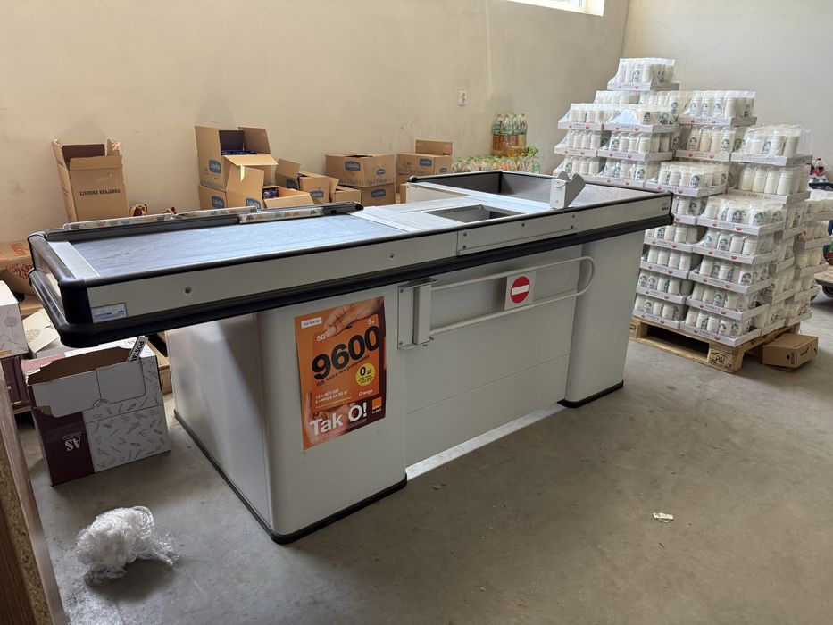 Boks kasowy z tasma i miejscem na przechowanie